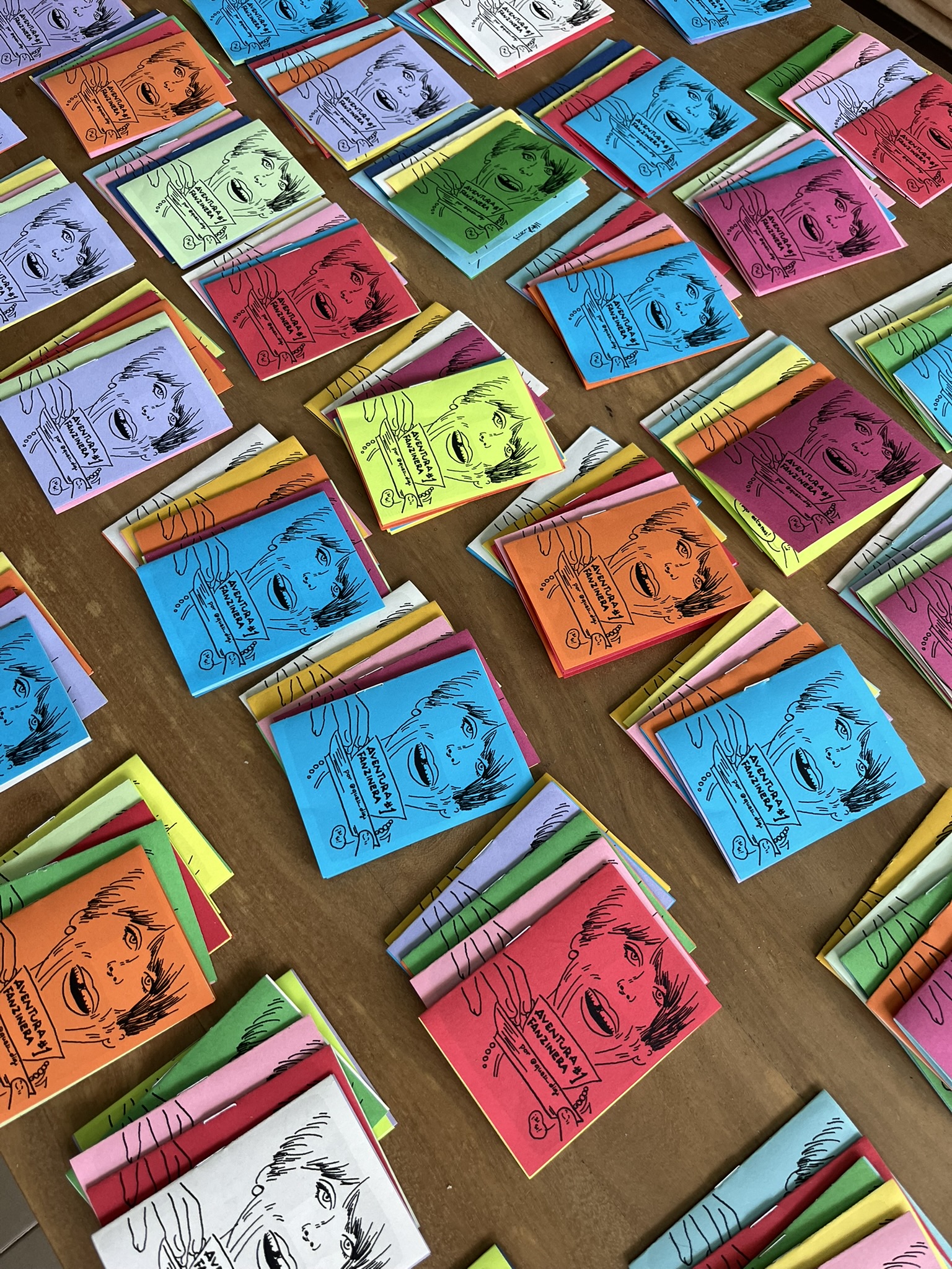 Fanzines del mini cómic impresos en diversos colores